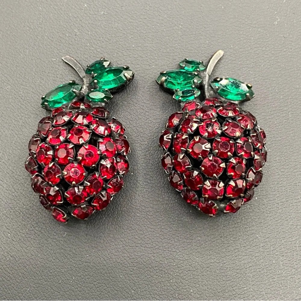 Vintage Warner Signed Strawberry Clip On Earrings Made Of Red And Green Crystals